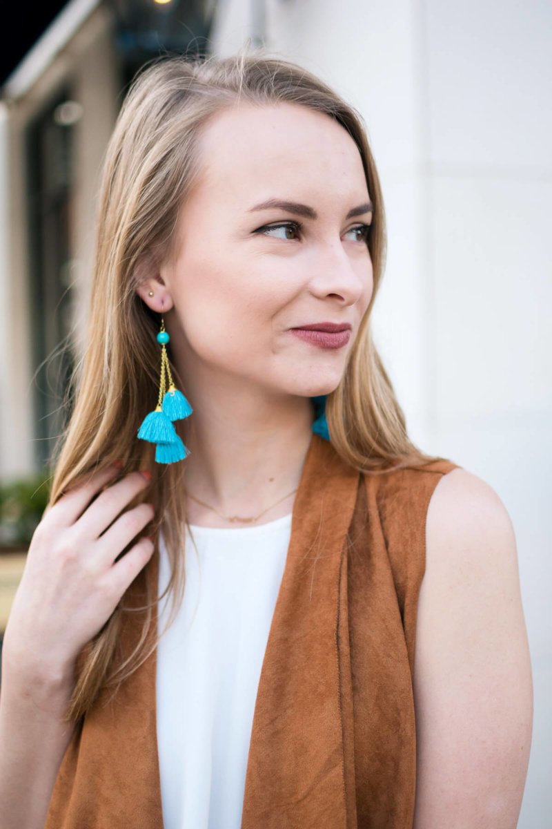 Have you ever wondered what to wear to the rodeo, or how to style your cowboy boots? Click through to shop this gorgeous tan suede vest perfect for rodeo and football season!